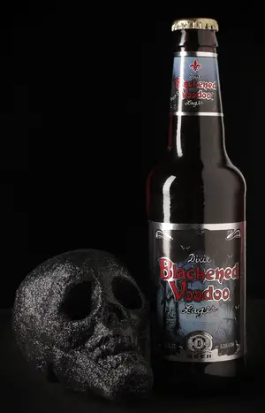 The Dixie Blackened Voodoo Lager’s all-malt brewing process gives the beer an earthy taste. It has a dark amber color and hints of honey and brown sugar flavors.   