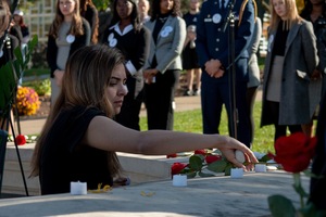 The 2022-23 cohort of Remembrance Scholars laid roses and, in recognition of Jewish tradition, set stones at the Place of Remembrance in honor of the Pan Am Flight 103 victims they represent. 