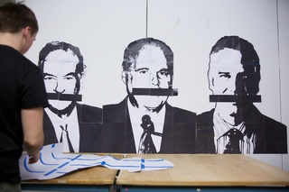 Miller prepares his portrait of President Obama in front of Bill O'Reilly, Rush Limbaugh and Glenn Beck.