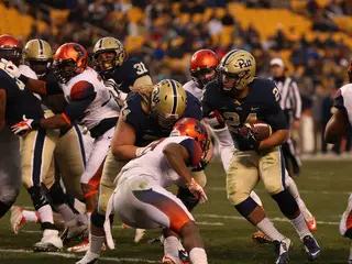 Pitt running back James Conner looks to cut back to the middle of the field against the SU defense.